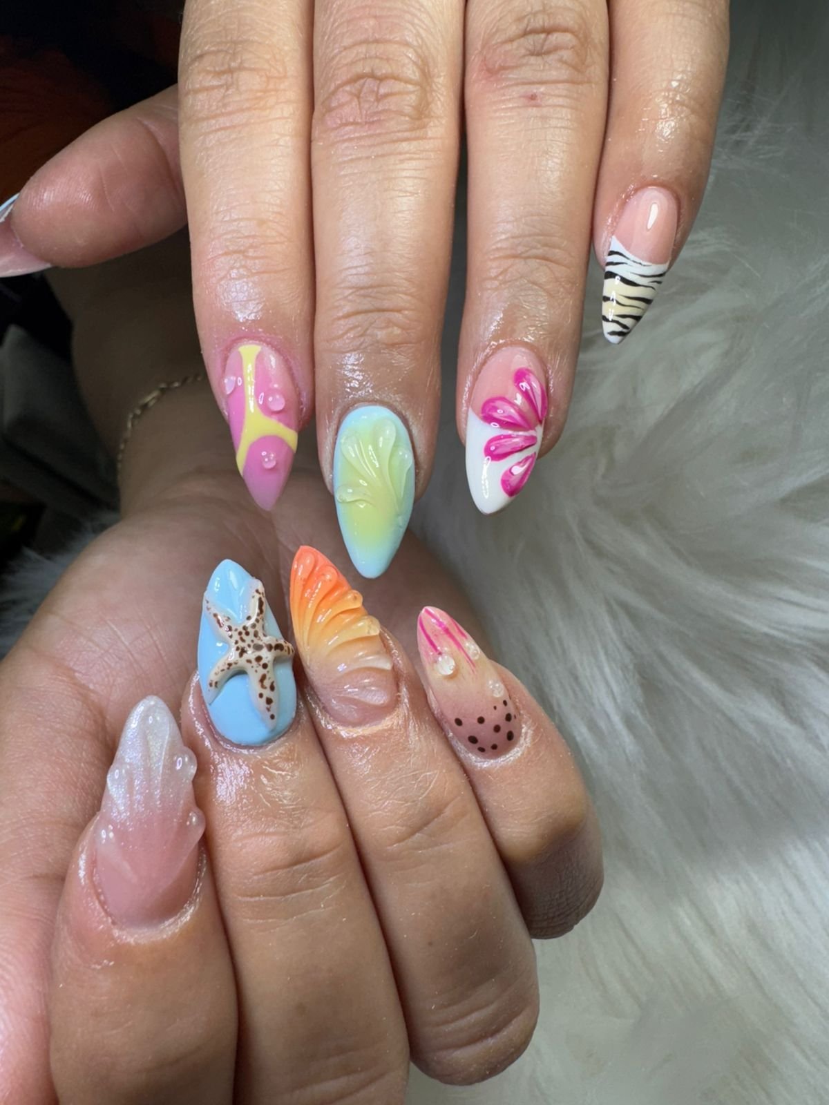 Uñas coloridas con diseño artístico