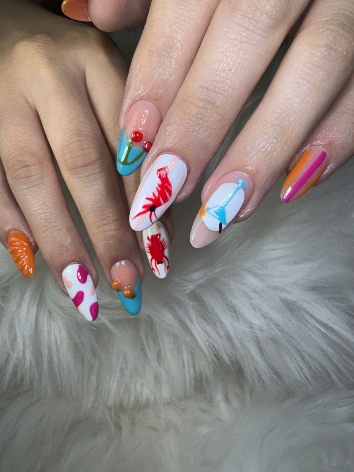 Diseño de uñas con flores y colores vivos