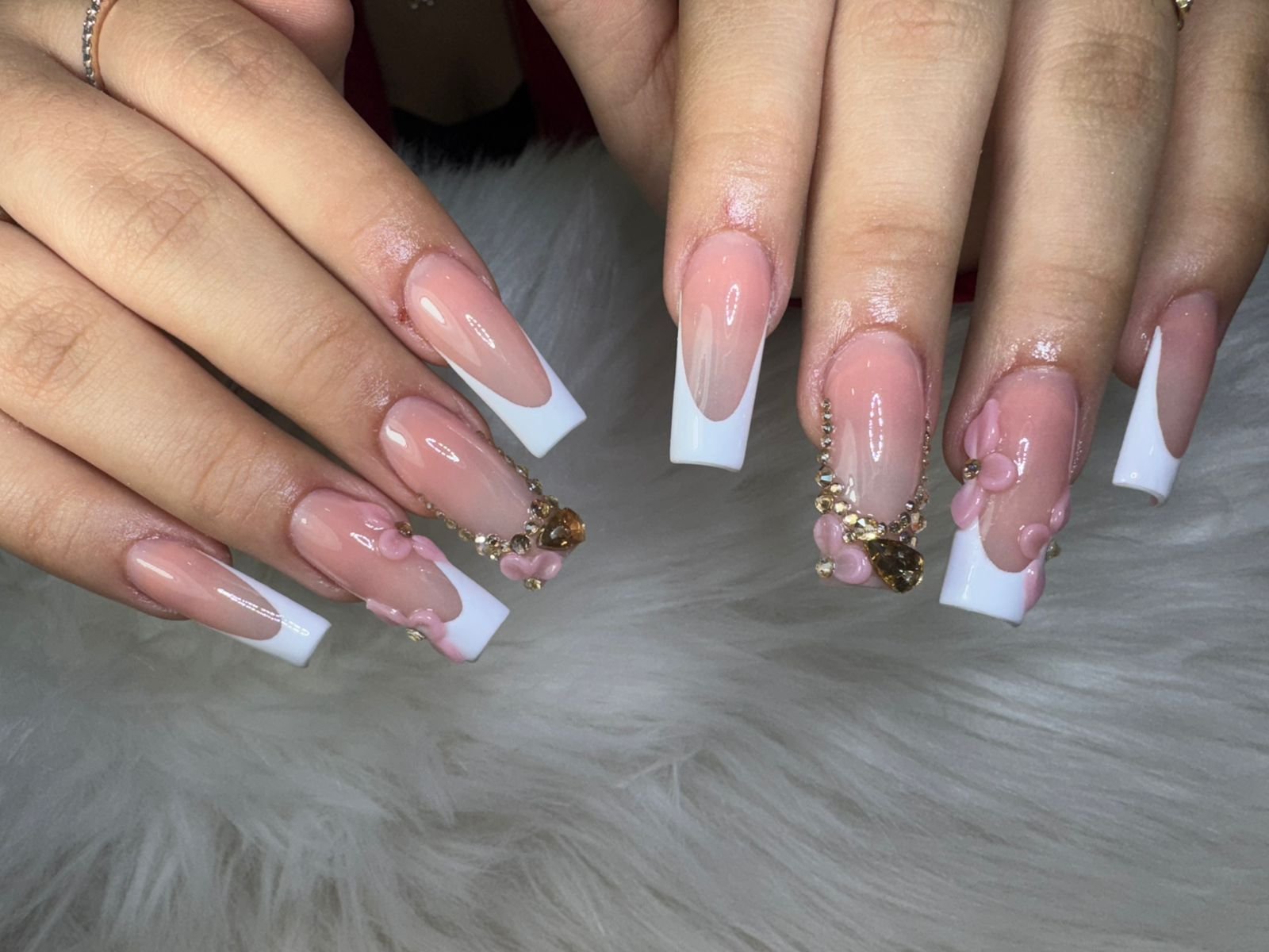 Uñas largas con acabado brillante
