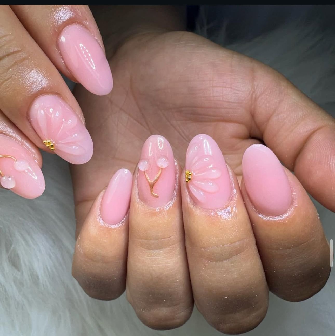 Uñas rosas con detalles delicados
